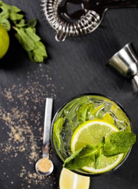 Mojito kokteyl closeup. Malzemeler ve mutfak eşyaları.