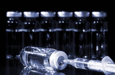 Cam ilaç şişeleri ve şırınga. Renkli görüntü.