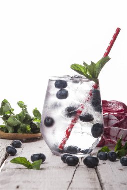 Yaz soğuk içecek blueberry, nane ve buz Beyaz ahşap zemin üzerinde
