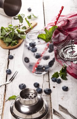 Yaz soğuk içecek blueberry, nane ve buz Beyaz ahşap zemin üzerinde