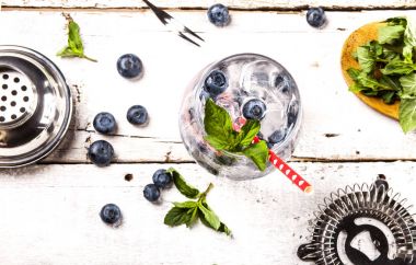 Yaz soğuk içecek blueberry, nane ve buz ile. Üstten Görünüm.