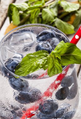 Yaz soğuk içecek blueberry, nane ve buz Beyaz ahşap zemin üzerinde