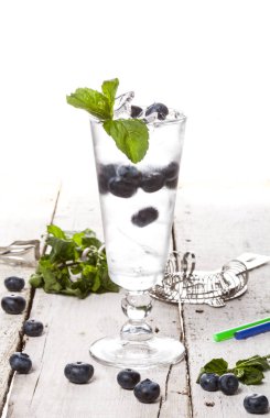 Yaz soğuk içecek blueberry, nane ve buz Beyaz ahşap zemin üzerinde