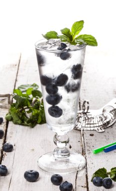 Yaz soğuk içecek blueberry, nane ve buz Beyaz ahşap zemin üzerinde