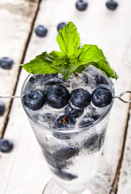 Yaz soğuk içecek blueberry, nane ve buz Beyaz ahşap zemin üzerinde