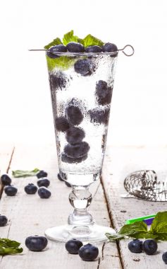 Yaz soğuk içecek blueberry, nane ve buz Beyaz ahşap zemin üzerinde