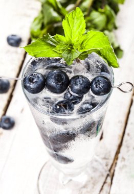 Yaz soğuk içecek blueberry, nane ve buz Beyaz ahşap zemin üzerinde