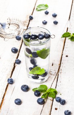 Yaz soğuk içecek blueberry, nane ve buz Beyaz ahşap zemin üzerinde