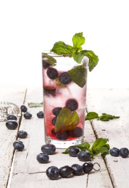 Yaz soğuk içecek blueberry, nane ve buz Beyaz ahşap zemin üzerinde