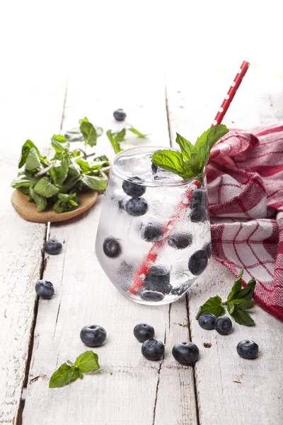 Yaz soğuk içecek blueberry, nane ve buz Beyaz ahşap zemin üzerinde