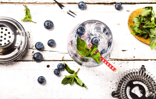 Yaz soğuk içecek blueberry, nane ve buz ile. Üstten Görünüm.