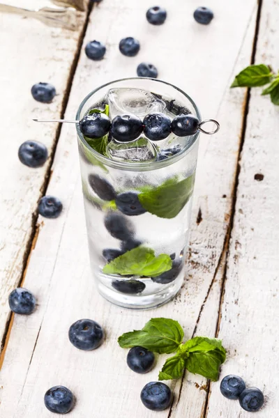 Yaz soğuk içecek blueberry, nane ve buz Beyaz ahşap zemin üzerinde
