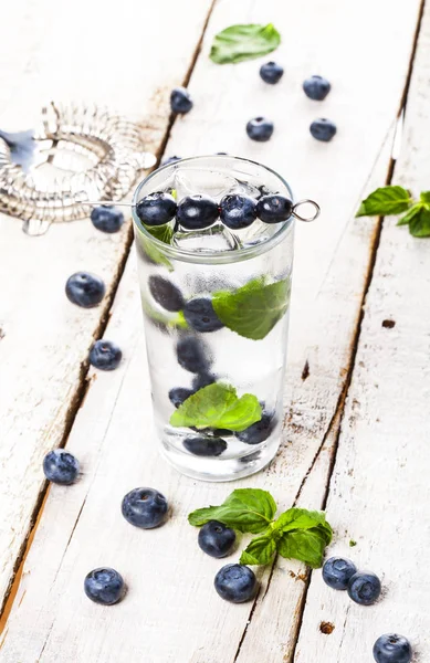Yaz soğuk içecek blueberry, nane ve buz Beyaz ahşap zemin üzerinde