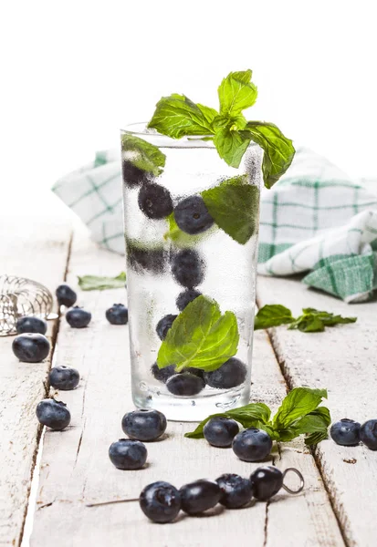 Yaz soğuk içecek blueberry, nane ve buz Beyaz ahşap zemin üzerinde