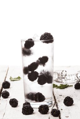 Beyaz arka plan üzerinde cam böğürtlen, nane ve buz ile Yaz soğuk içecek