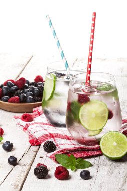 Ahududu, böğürtlen ve beyaz arka plan üzerinde yaban mersini ile yaz soğuk içecekler