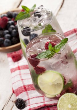 Ahududu, böğürtlen ve beyaz arka plan üzerinde yaban mersini ile yaz soğuk içecekler