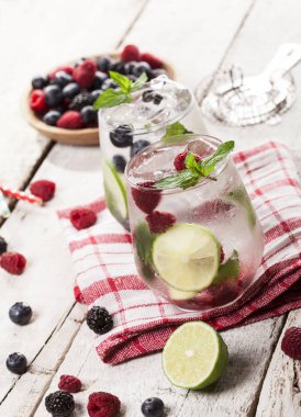 Ahududu, böğürtlen ve beyaz arka plan üzerinde yaban mersini ile yaz soğuk içecekler