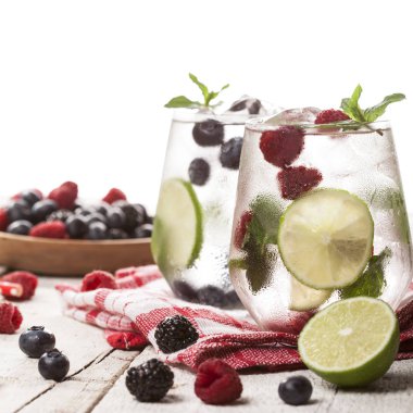 Ahududu, böğürtlen ve beyaz arka plan üzerinde yaban mersini ile yaz soğuk içecekler