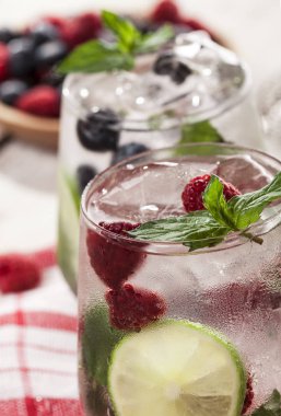 Ahududu, böğürtlen ve beyaz arka plan üzerinde yaban mersini ile yaz soğuk içecekler