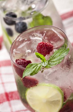 Ahududu, böğürtlen ve beyaz arka plan üzerinde yaban mersini ile yaz soğuk içecekler