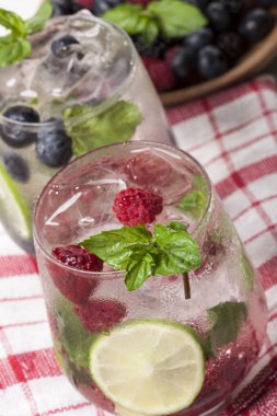 Ahududu, böğürtlen ve beyaz arka plan üzerinde yaban mersini ile yaz soğuk içecekler