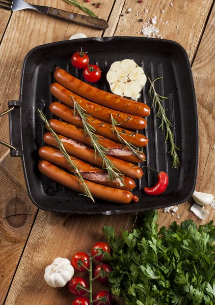 Wiener worstjes in een pan op houten achtergrond — Stockfoto