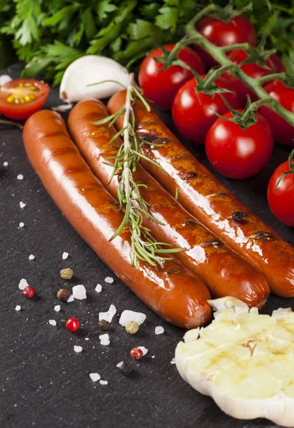 Wiener sosis siyah arka plan üzerine.