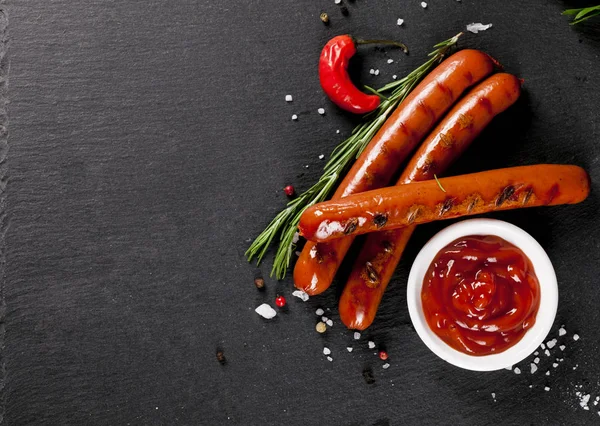 Wiener sosis siyah arka plan üzerine. Üstten Görünüm.