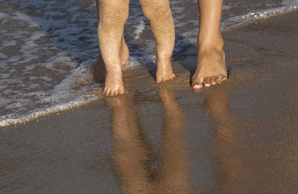 Dziecko robi swoje pierwsze kroki na plaży — Zdjęcie stockowe