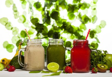 Payet ile meyve ve sebze smoothies cam kavanozlar