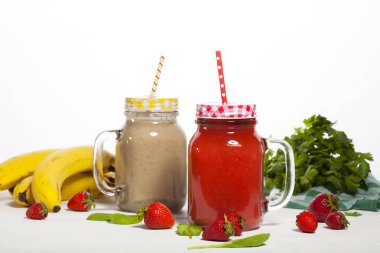 Meyve ve sebze smoothies payet ile cam şişelerde
