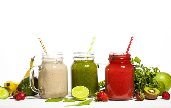 Sortiment av frukt och grönsaker smoothies i glas burkar med sugrör — Stockfoto