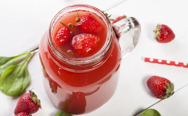 Batido de fresa o batido en un frasco sobre fondo blanco . — Foto de Stock