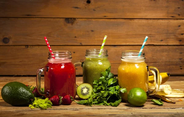 Payet ile meyve ve sebze smoothies cam kavanozlar