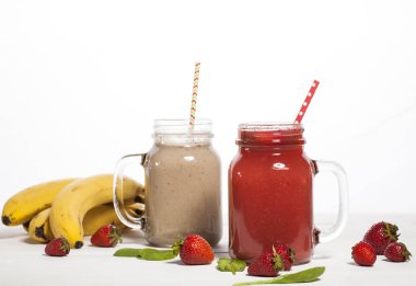 Meyve ve sebze smoothies payet ile cam şişelerde