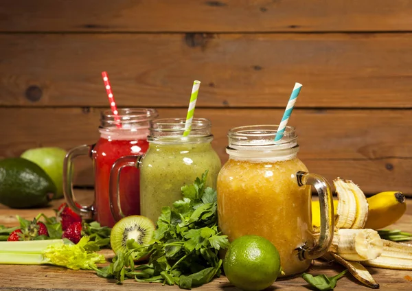 Payet ile meyve ve sebze smoothies cam kavanozlar