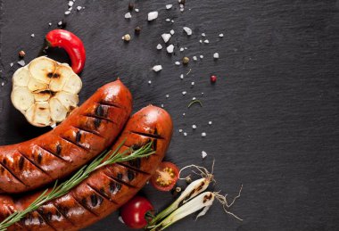 Siyah arka plan üzerine ızgara sosis