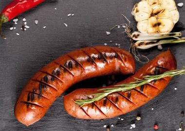 Siyah arka plan üzerine ızgara sosis