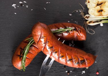 Siyah arka plan üzerine ızgara sosis