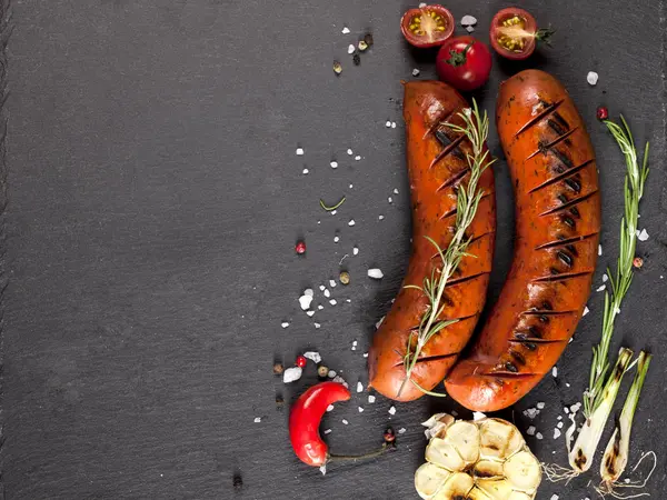 Siyah arka plan üzerine ızgara sosis