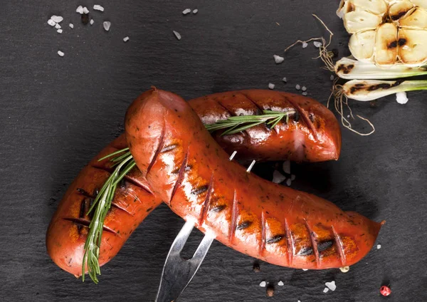 Siyah arka plan üzerine ızgara sosis