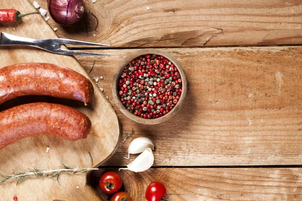 Ahşap arka plan üzerinde çiğ sosis