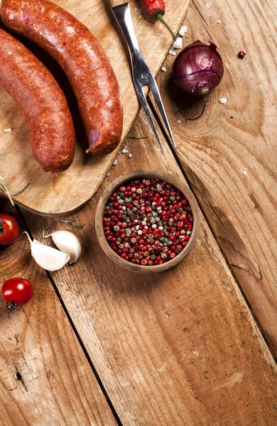 Ahşap arka plan üzerinde çiğ sosis