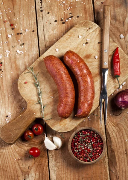 Ahşap arka plan üzerinde çiğ sosis