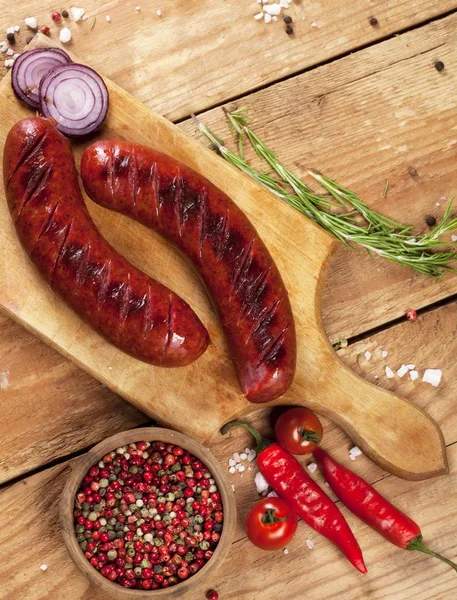 Ahşap arka plan üzerinde ızgara sosis