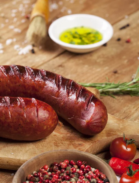 Ahşap arka plan üzerinde ızgara sosis