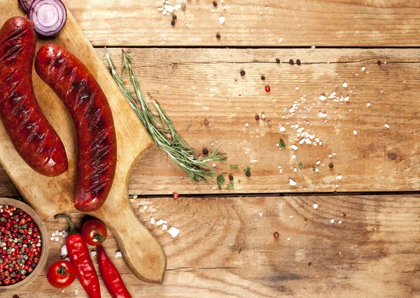 Ahşap arka plan üzerinde ızgara sosis