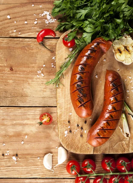 Ahşap arka plan üzerinde ızgara sosis