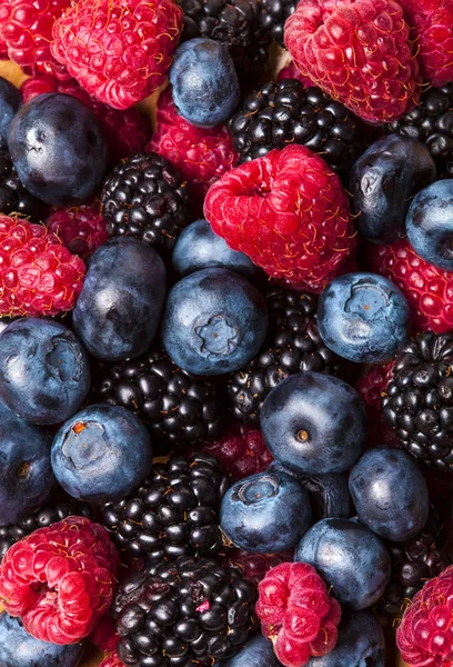 Çilek arka plan. Yaban mersini, ahududu ve böğürtlen.